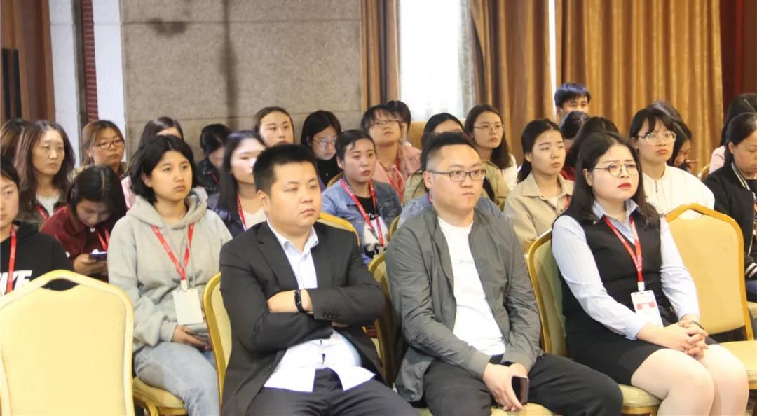 華創(chuàng)集團(tuán)五月月初大會(huì)圓滿舉行！