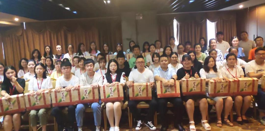 精英齊聚，炙熱青春 | 華創(chuàng)集團(tuán)六月月初大會(huì)圓...